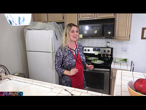 ❤️ Stepmom mulgere eum in culina ante diem suum Porn video  apud nos